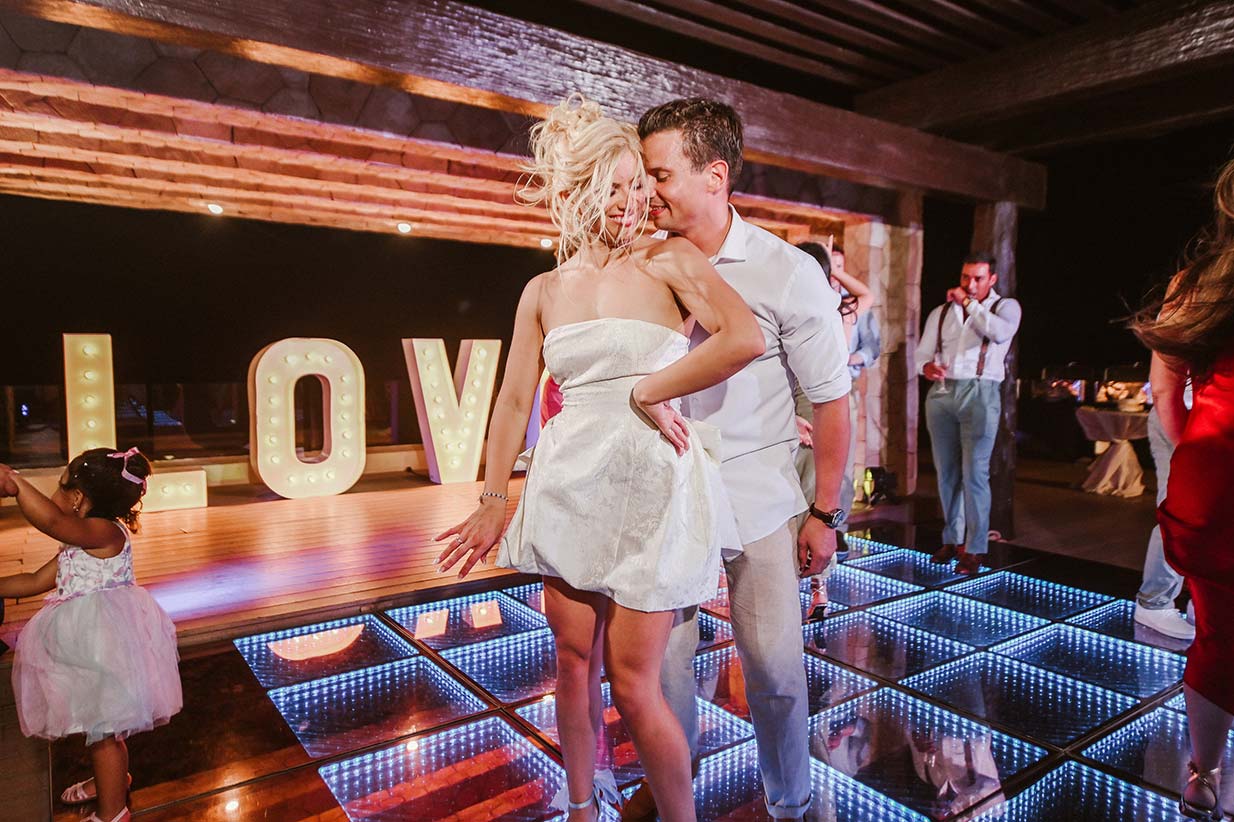 Destination-Wedding-Mhia-and-Mitchell-Hotel-Royalton-Riviera-Cancun-1040