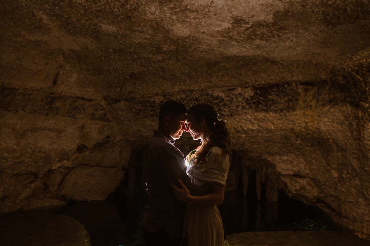 Sesion-Enamorados-Khatarina-y-Jaime-Cenotes-y-Hacienda-Mucuyche-Yucatan-008