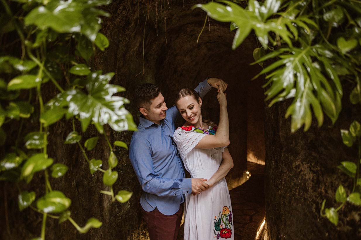 Sesion-Enamorados-Khatarina-y-Jaime-Cenotes-y-Hacienda-Mucuyche-Yucatan-020
