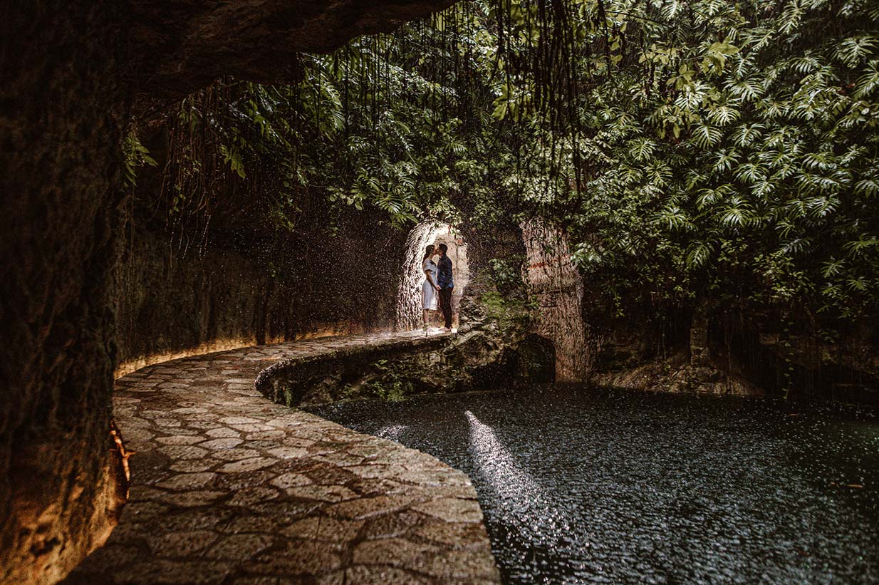 Sesion-Enamorados-Khatarina-y-Jaime-Cenotes-y-Hacienda-Mucuyche-Yucatan-055